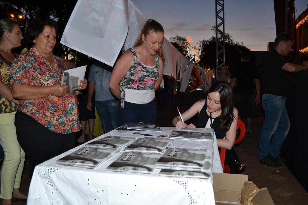 Exposição fotográfica é realizada na Praça Pinheiro Machado